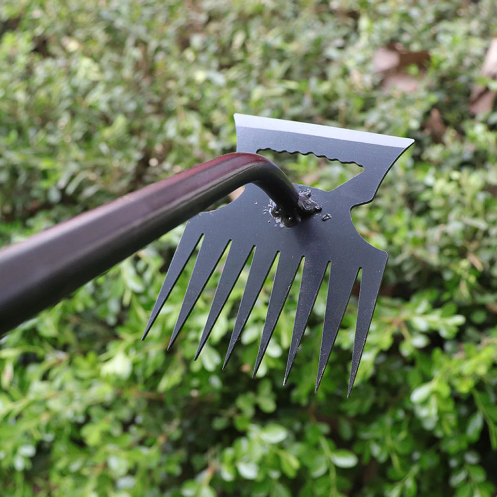 مقرّبة لأسنان المشط المعدنية وهي تنزع الأعشاب | Close-up of the metal tines lifting weeds out