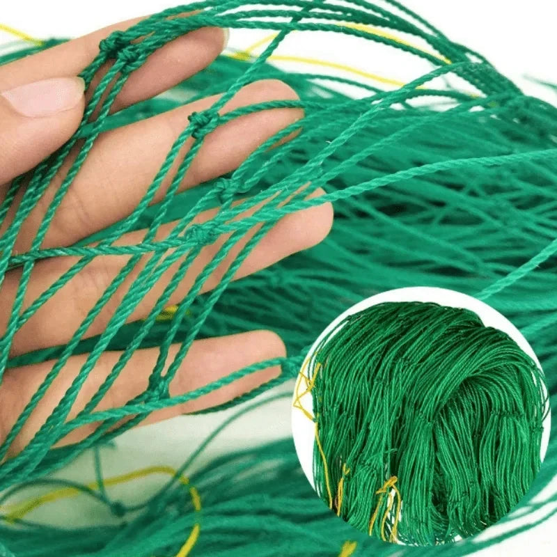 مقرّبة لخيوط النايلون المجدولة وعقد الشبكة | Close-up of the twisted nylon cord and the knotted mesh