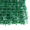 مقرّبة للوح الأوراق الصناعية توضّح القاعدة الشبكية البلاستيكية | Close-up of the artificial foliage panel showing the plastic mesh backing