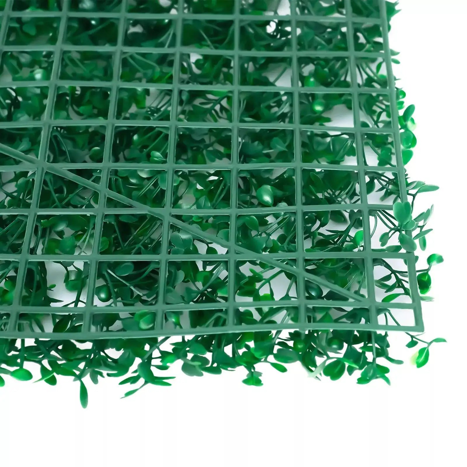 مقرّبة للوح الأوراق الصناعية توضّح القاعدة الشبكية البلاستيكية | Close-up of the artificial foliage panel showing the plastic mesh backing
