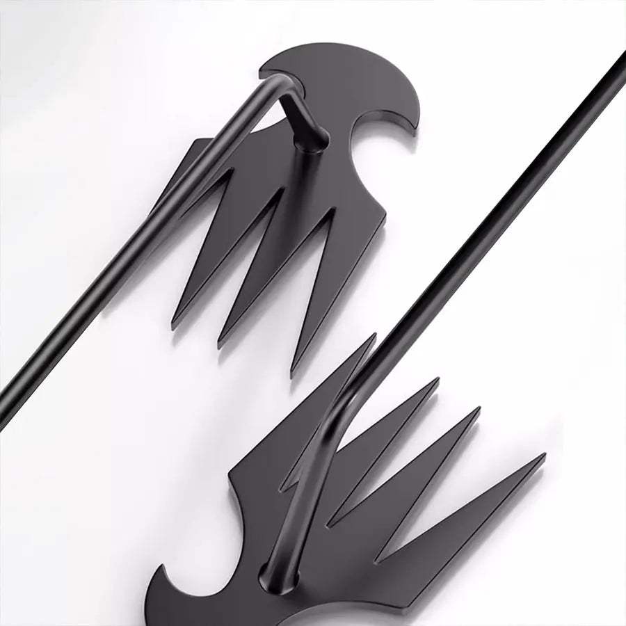 مقرّبة لرأس المعزقة المعدني بالأسنان الجانبية | Close-up of the metal hoe head and its side tines