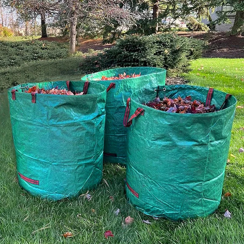 ثلاثة أكياس نفايات حديقة خضراء منسوجة ممتلئة بأوراق الشجر في الحديقة | Three green woven garden waste bags filled with leaves in a garden