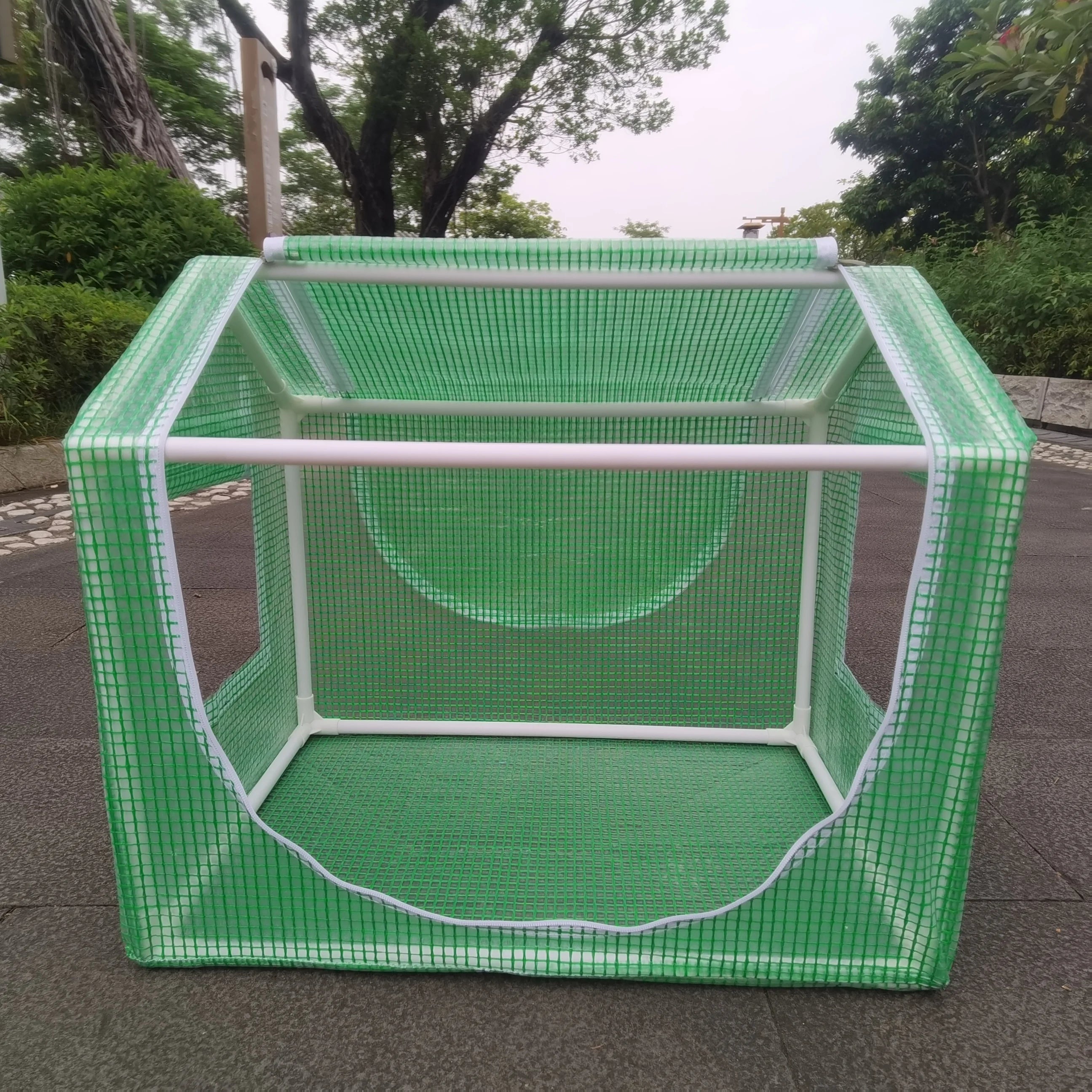 بيت نباتات صغير محمول بغطاء PE أخضر مقوّى وإطار PVC أبيض، مقاس 60 × 40 × 50 سم | Portable mini plant house with green reinforced PE cover and white PVC frame, 60 × 40 × 50 cm