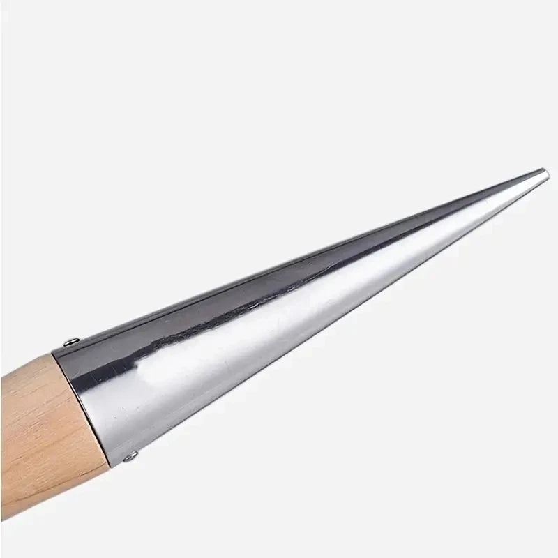 مقرّبة للرأس المخروطي المعدني للأداة | Close-up of the tool's conical metal head