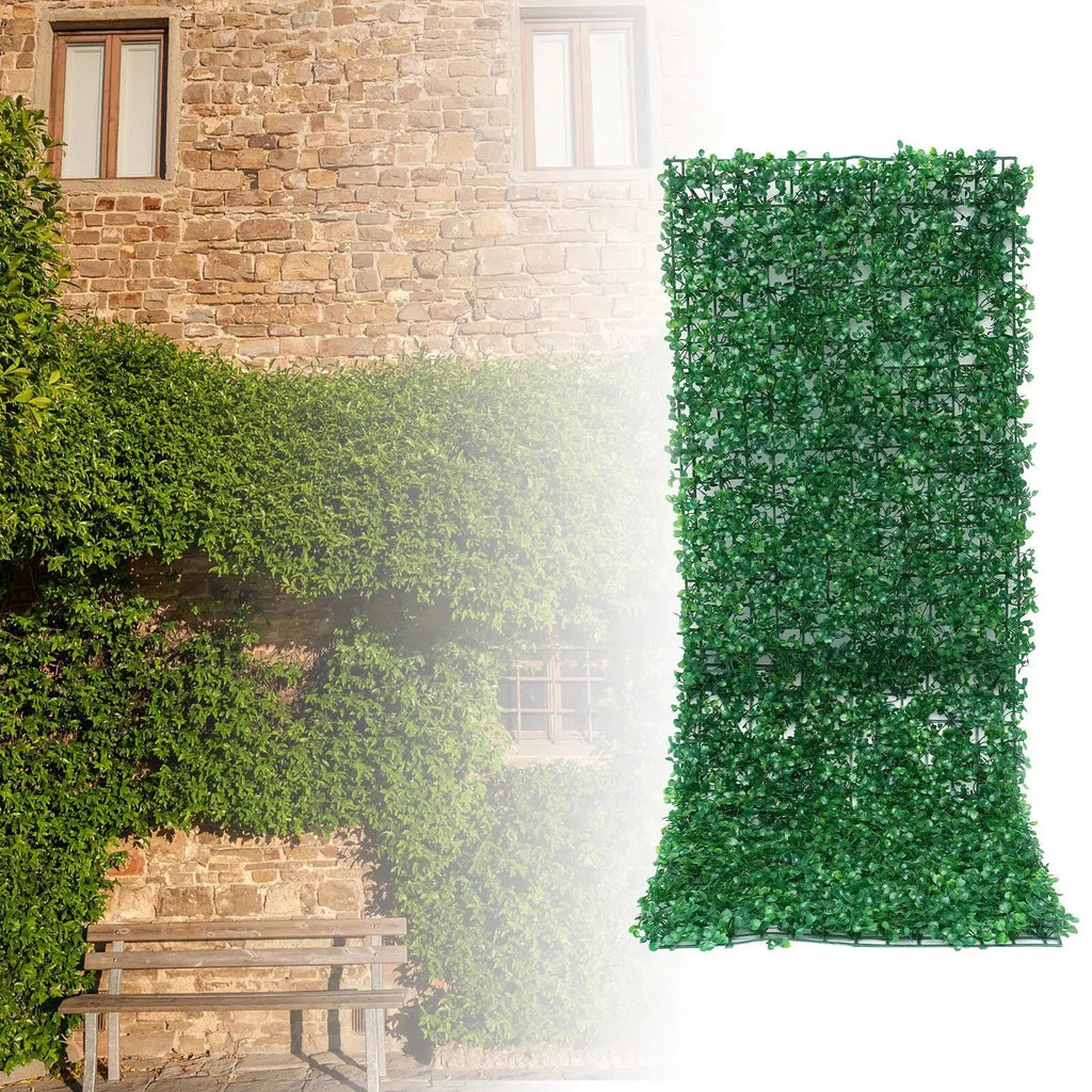 لوح الجدار الأخضر الصناعي إلى جانب جدار مغطّى بالنباتات | The artificial foliage panel shown beside a plant-covered wall