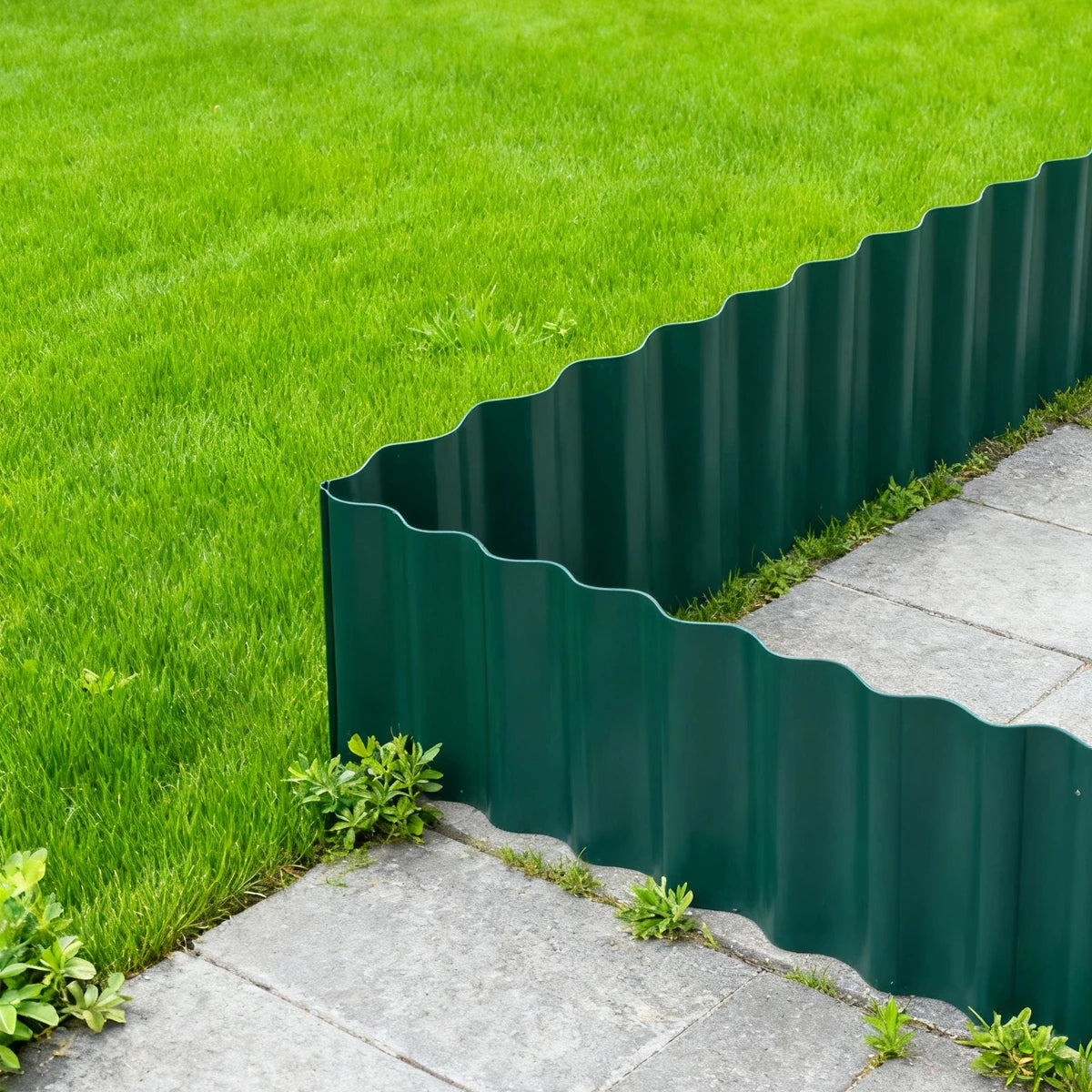 حافة نظيفة متواصلة بين العشب والممر باستخدام السياج | A clean continuous edge between lawn and path using the edging