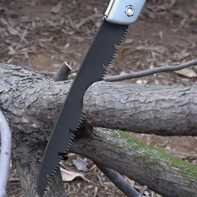 منشار التقليم مفتوحاً على جذع شجرة | The pruning saw opened against a tree trunk