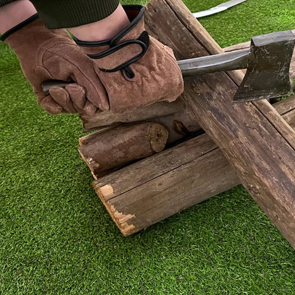 استخدام القفازات الجلدية أثناء العمل على أخشاب الحديقة | Using the leather gloves while working with garden timber