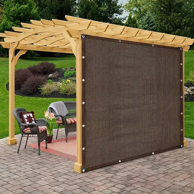 شبك التظليل البنّي مركّب كساتر جانبي على برجولا خشبية | Brown shade net fitted as a side screen on a wooden pergola