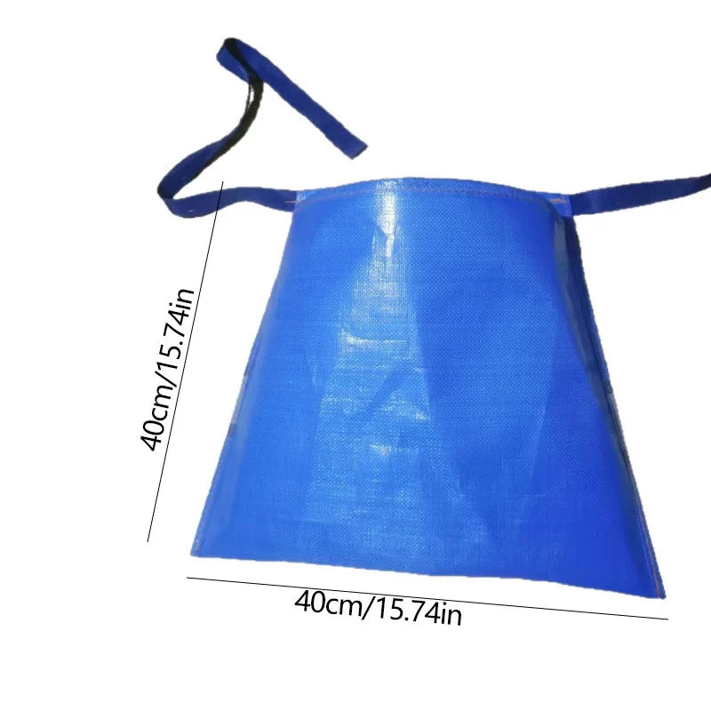 حقيبة الخصر الزرقاء مفرودة مع شريطي الربط، وأبعادها 40 × 40 سم | The blue waist bag laid flat with its two tie straps, measuring 40 × 40 cm