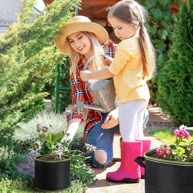 استخدام كيس زراعة قماشي أسود في حديقة منزلية | A black fabric grow bag in use in a home garden