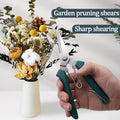مقص حصاد أخضر مستقيم الرأس بجانب باقة أزهار مجففة | Green straight-head harvest snips beside a bunch of dried flowers