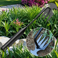 معزقة حديقة يدوية معدنية طول 40 سم موضوعة في حوض زراعي | A 40 cm metal hand hoe resting in a planting bed