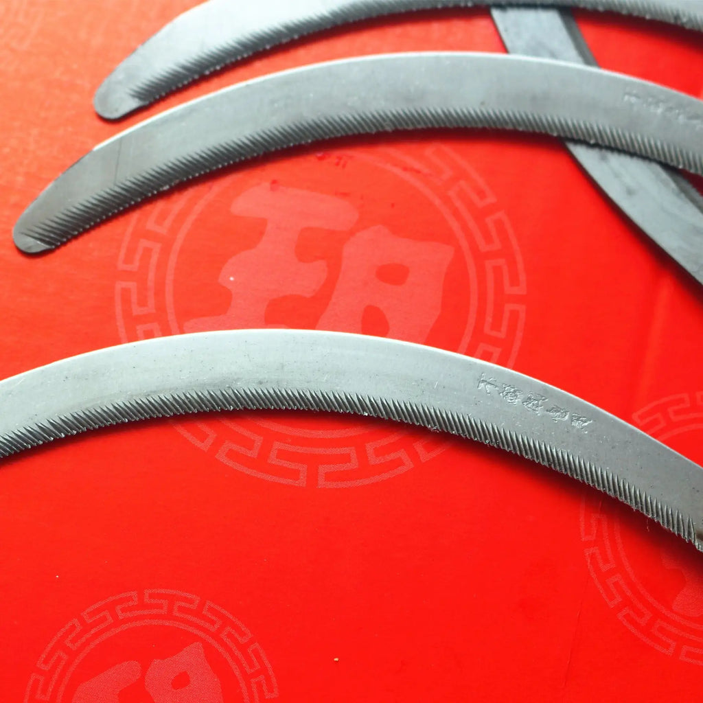 مقرّبة لشفرة المنجل المسنّنة المنحنية | Close-up of the sickle's curved serrated blade