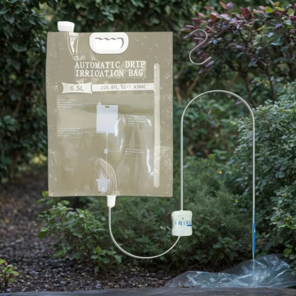 كيس الريّ معلّقاً وأنابيب التنقيط ممتدة منه | The watering bag hanging with its drip tubes running from it