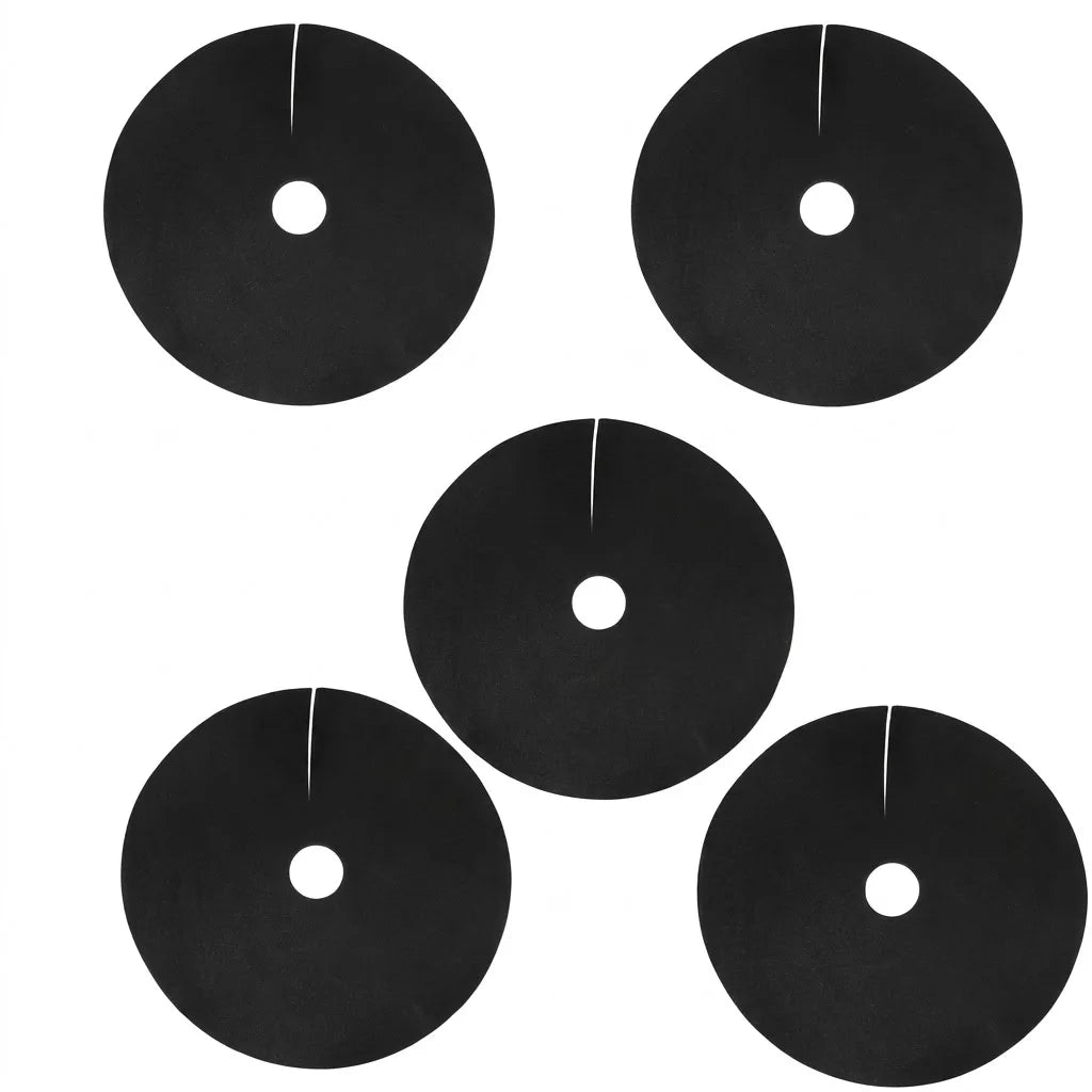 خمسة أقراص تغطية تربة سوداء بفتحة مركزية وشقّ جانبي — العبوة المعتمدة 5 قطع | Five black mulch discs with a central opening and side slit — the approved 5-piece pack