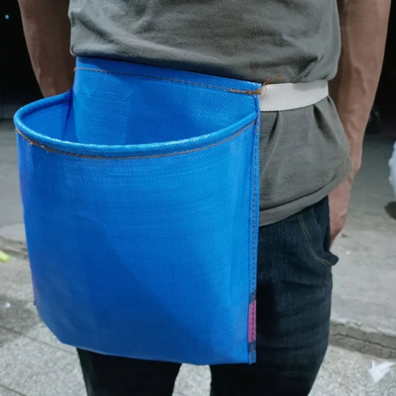 حقيبة خصر زرقاء لقطف المحصول أثناء ارتدائها، بفتحة علوية واسعة وحافة مخيطة | Blue waist harvest picking bag worn at the waist, with a wide open top and stitched rim