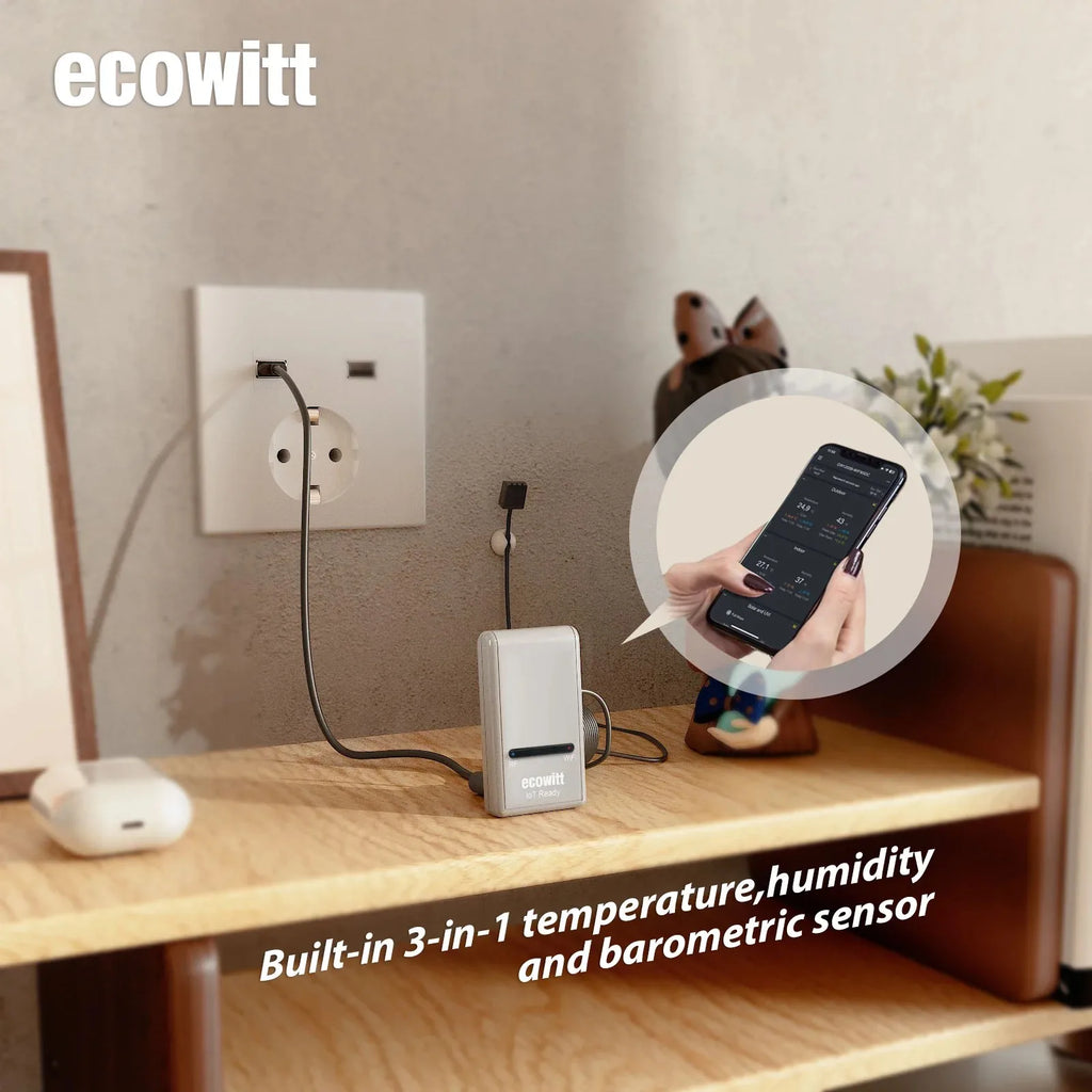 بوابة الواي فاي موصولة بمنفذ USB وقراءة نسبة رطوبة التربة على الهاتف | Wi-Fi gateway connected by USB with the soil moisture reading shown on a phone