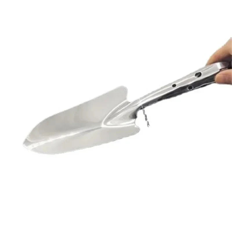 مسك المجرفة المعدنية باليد لإظهار حجمها | Holding the metal trowel in the hand to show its scale