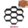 قالب صبّ أسود بسبع خلايا سداسية مقاس 30 × 30 سم مع بلاطات مصبوبة | Black seven-cell hexagonal casting mould, 30 × 30 cm, shown with the cast pavers it produces